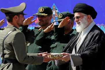 آية الله خامنئي يشارك في مراسم تخرج طلبة جامعات الضباط بالجيش