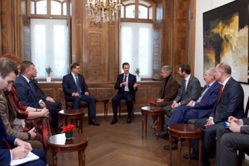 Une délégation de parlementaires européens et russes chez le président syrien