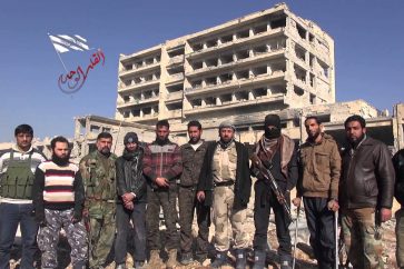 Les rebelles devant l'hôpital Kindi après l'avoir détruit