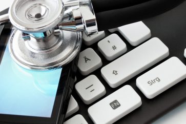 Massoud Mossaheb a "espionné pour le Mossad (services de renseignements israéliens, NDLR) et pour l'Allemagne sous le titre" de secrétaire général de la Société austro-iranienne.