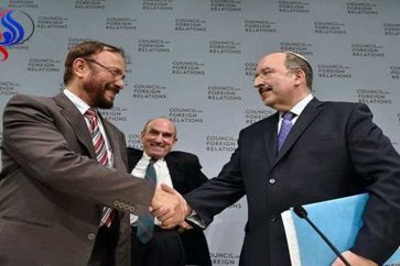 انور عشقي مصافحا مسؤولا صهيونيا