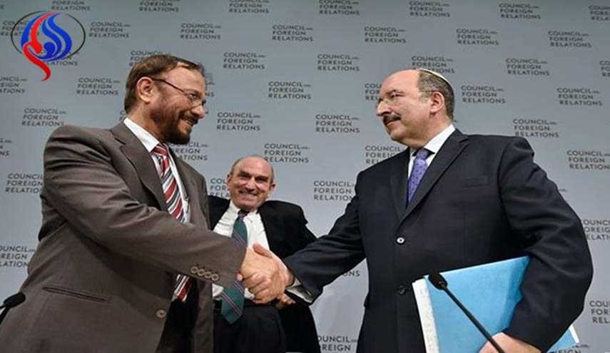 انور عشقي مصافحا مسؤولا صهيونيا