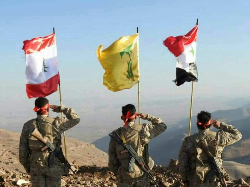 Des combattants du Hezbollah sur la plus haute montagne de la série orientale Halimat-Qarat