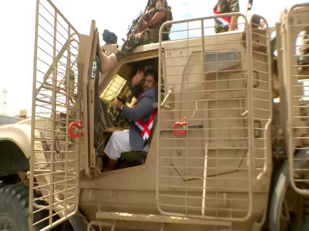 Mohammad Ali al-Houthi à bord d’un des blindés émiratis saisis par les forces yéménites