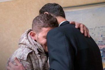 Rencontre entre le président syrien Bachar al-Assad et l'un des otages libérés de Douma dans la Ghouta orientale