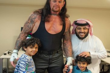 Turki Al Cheikh, Président de la Fédération saoudienne de football avec le champion de catch américain