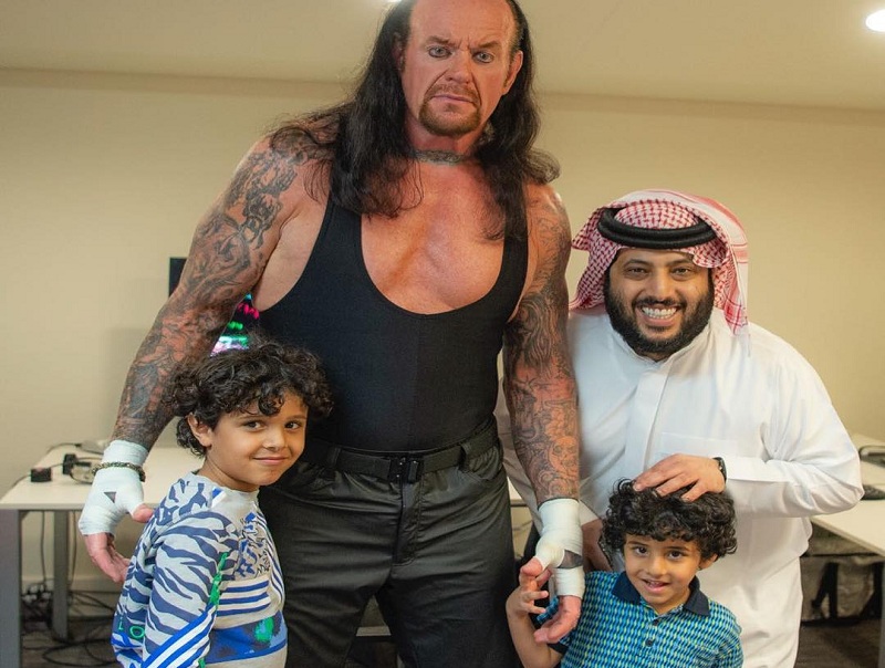Turki Al Cheikh, Président de la Fédération saoudienne de football avec le champion de catch américain