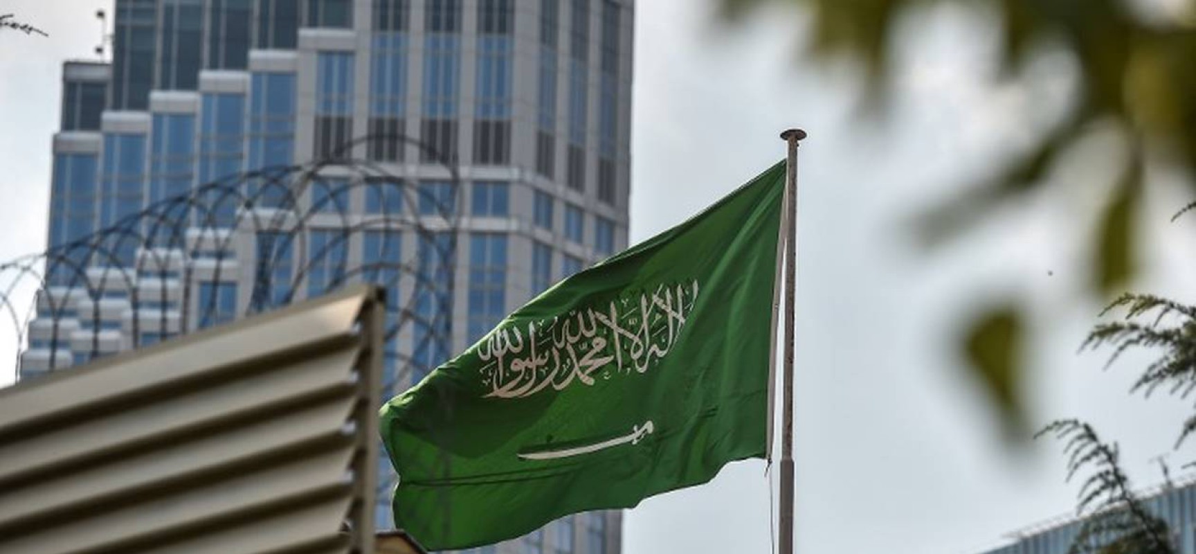 This picture taken on October 3, 2018 shows a Saudi Arabian flag on top of the Saudi Arabian consulate in Istanbul.
Jamal Khashoggi, a veteran Saudi journalist who has been critical towards the Saudi government has gone missing after visiting the kingdom's consulate in Istanbul on October 2, 2018, the Washington Post reported. / AFP PHOTO / OZAN KOSE