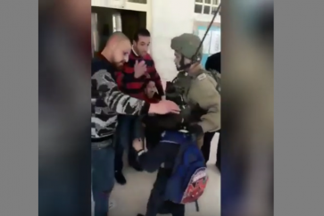 Un enfant palestinien détenu par l'occupation israélienne de son école en Cisjordanie