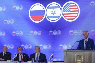 epa07672271 Nikolai Patrushev (R), Russian Secretary of the Security Council speaks next to Israeli Prime Minister Benjamin Netanyahu (2-R), US National Security Advisor John Bolton (2-L) and Meir Ben Shabbat (L) Israeli Security adviser, during a press conference of the trilateral meeting of the US, Russian and Israeli national security advisers in Jerusalem, Israel, 25 June 2019. The meeting is a first-ever trilateral summit between the Russian, Israeli and American national security advisers with Nikolai Patrushev Russian Secretary of the Security Council, Meir Ben Shabbat, Israeli Security adviser and John Bolton, US National Security Advisor. the trilateral summit talks will focuses on Iran, Syria and regional issues.  EPA-EFE/ATEF SAFADI
