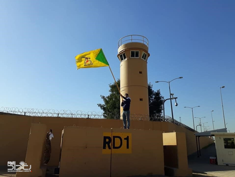 Le drapeau du Hachd hissé sur l'entrée de l'ambassade US à Bagdad