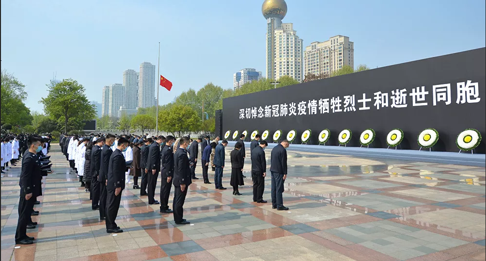 «Ils enterrent des Pokémons!»: un présentateur de BFM TV ironise sur l'hommage des Chinois à leurs morts