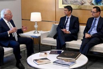 Le ministre israélien des Communications, Yoaz Hendel (au centre), le président de la Commission des Affaires étrangères et de la guerre de la Knesset, Zvi Hauser (à droite), et l'ambassadeur des États-Unis à Tel-Aviv, David Friedman