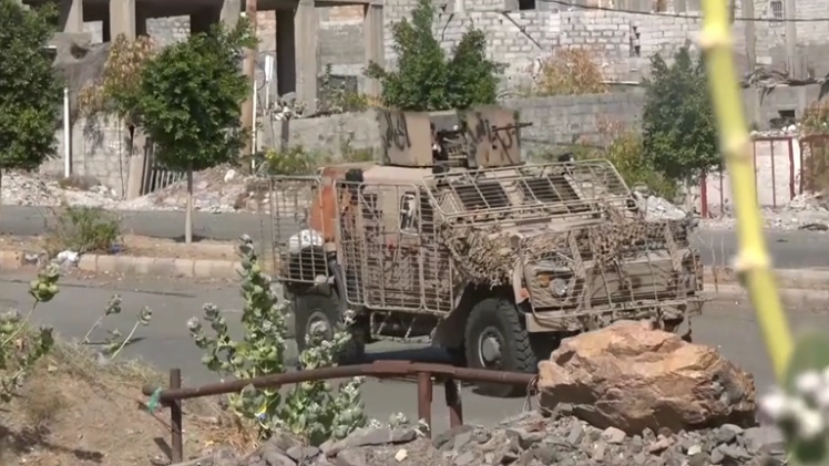 Des véhicules blindés Oshkosh fabriqués aux États-Unis retrouvés chez une milice d’Al-Qaïda, la brigade d’Abou Abbas.