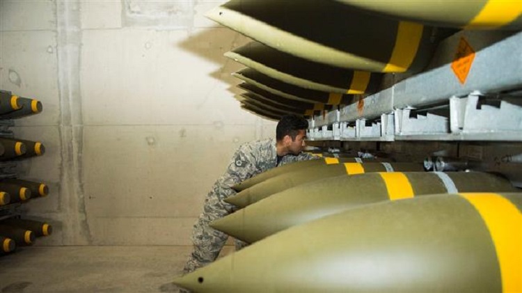 Un effectif de l'armée de l'air américaine en mission d'inspection de qualité du 86e escadron de munitions, dans la base aérienne de Ramstein en Allemagne, le 19 octobre 2018.