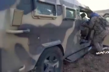 Un des blindés de la coalition saoudienne endommagé par les tirs yéménites