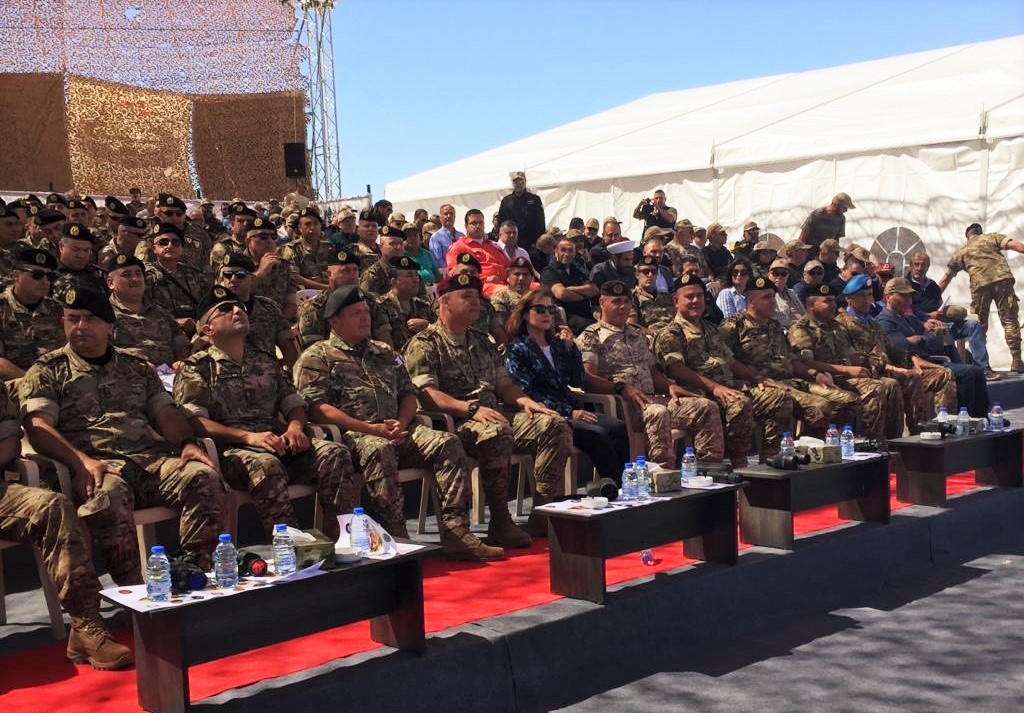 L'ex-ambassadrice des USA Elizabeth Richard avec des commandants de l'armée libanaise (Archives)