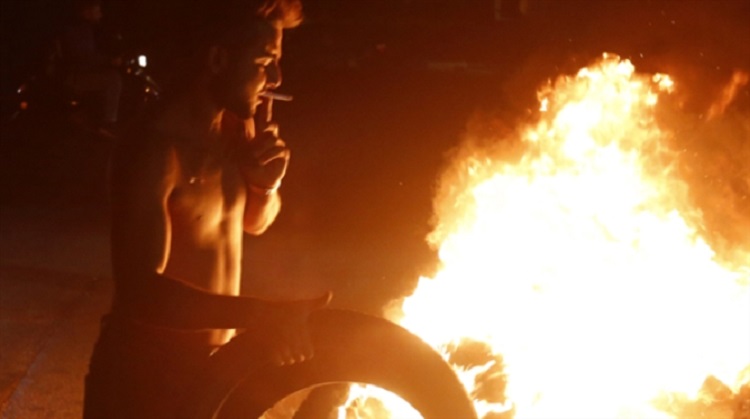 Des manifestations accompagnées de blocages de routes ont éclaté jeudi soir à travers le Liban