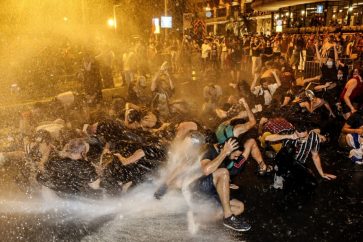 La police israélienne a dispersé les manifestants israéliens qui réclamaient la démission de Netanyahu