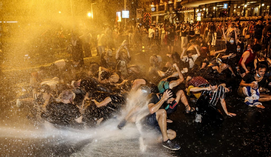 La police israélienne a dispersé les manifestants israéliens qui réclamaient la démission de Netanyahu