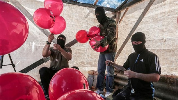 Des combattants de Gaza préparent des jets de ballons incendiaires/AFP