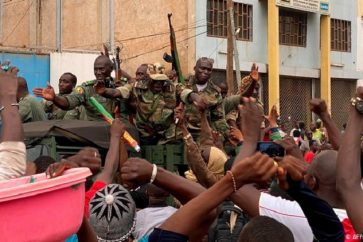 Des militaires maliens acclamés dans les rues de Bamako le mardi 18 août.
