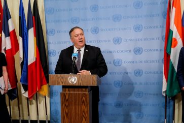 Mike Pompeo entouré par l'ambassadrice Kelly Craft et l'émissaire US pour l'Iran Brian Hook