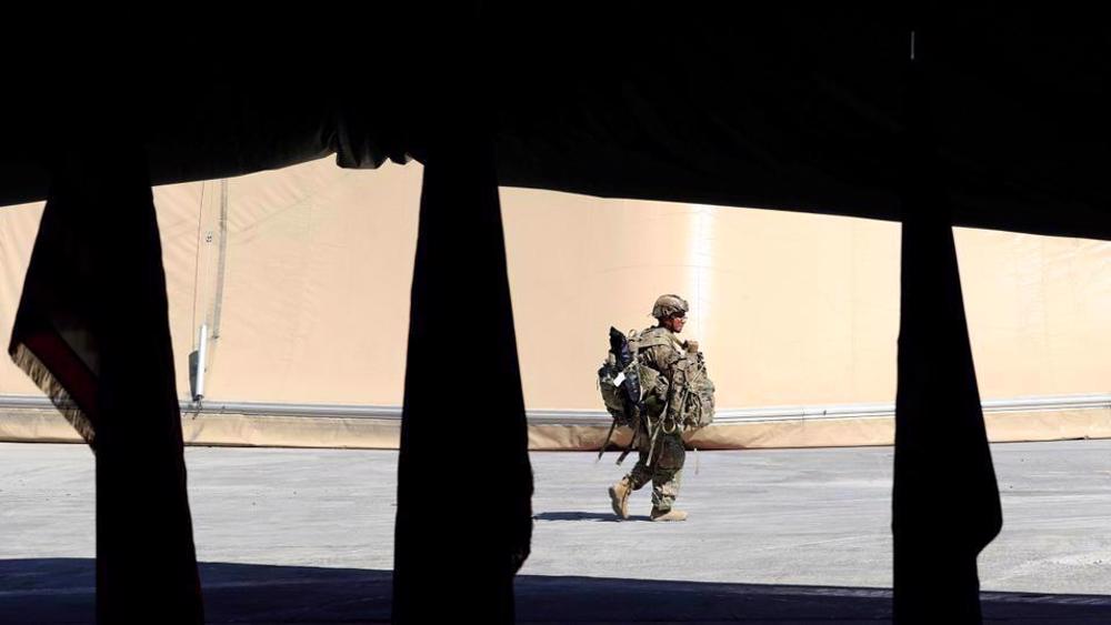 Un soldat US lors de la remise de la base militaire d’al-Taji à l’armée irakienne