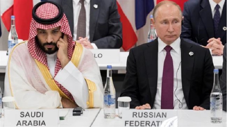 Le prince héritier saoudien Mohammed ben Salmane (G) et le président russe Vladimir Poutine lors du sommet du G-20 à Osaka, Japon, le 28 juin 2019. ©AFP.