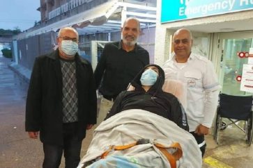 Maher Akhras devant l'hopital de Naplouse