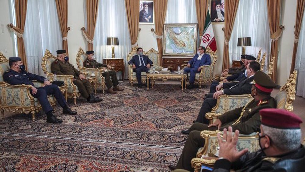 Le ministre irakien de la Défense Anad Saadoun rencontre le secrétaire du Conseil suprême de sécurité nationale l'amiral Ali Chamkhani , le 15 novembre 2020. @ Tasnim