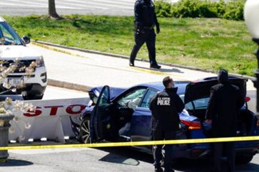 Les forces de l’ordre recueillent des preuves sur les lieux vendredi après qu’un véhicule eut chargé une barricade au Capitole.