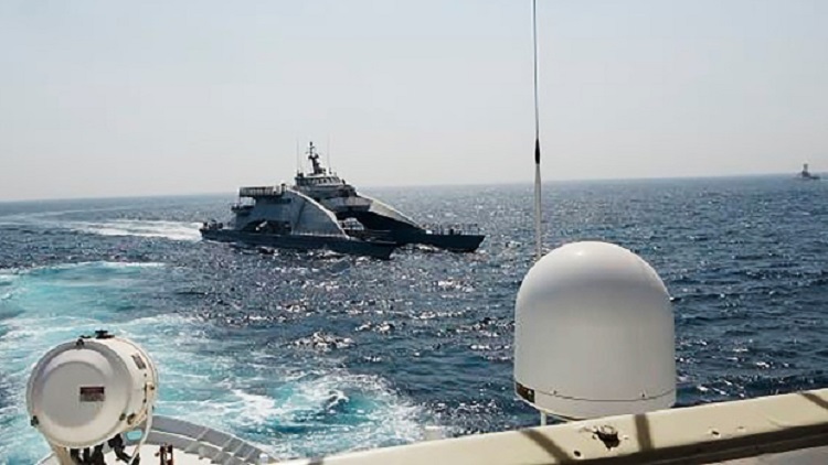 Des images de la marine américaine ont montré un bateau iranien coupant la route devant un navire américain