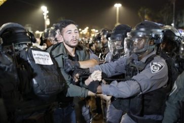 Les forces d'occupation israéliennes ont tiré des gaz lacrymogènes et des grenades assourdissantes sur des femmes et des jeunes hommes près de la porte de Bab al-Amud à AlQuds occupée