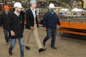 Le président Assad en visite de la cité industrielle de Homs