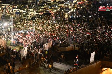 Des syriens célèbrent la victoire du président Assad à Damas