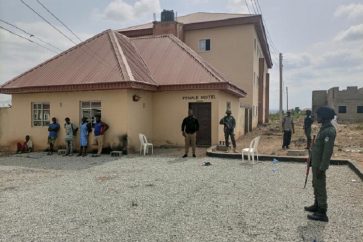 Les assaillants ont emmené avec eux 140 élèves, mais 25 ont réussi à s'échapper.