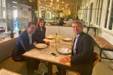 L'émissaire américano-israélien Amos Holchstein avec le ministre libanais de l'Energie Walid Fayad