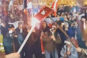 Le livre rouge a été brulé tandis que la foule criait: "Mort aux Juifs" ou encore "Non à Polin, oui à la Pologne".