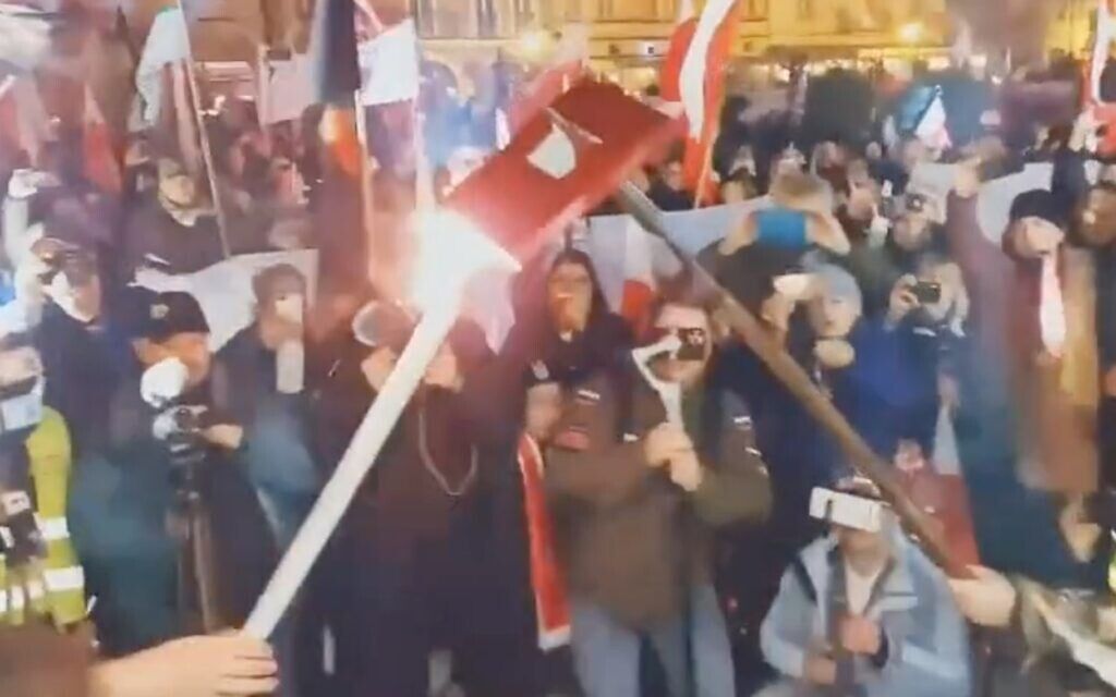 Le livre rouge a été brulé tandis que la foule criait: "Mort aux Juifs" ou encore "Non à Polin, oui à la Pologne".