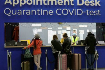 Selon le groupe d'experts de l'OMS, les données préliminaires suggèrent que le variant Omicron présente "un risque accru de réinfection".