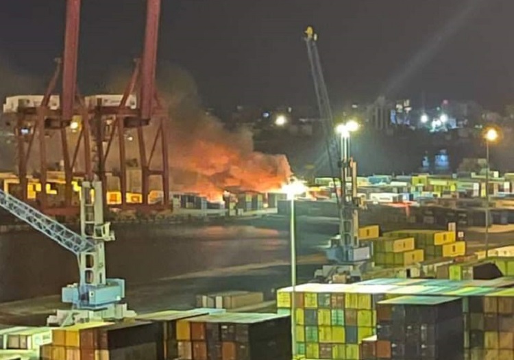 Incendie dans les conteneurs commerciaux du port de Lattaquié.