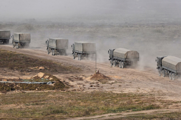 Des convois avec du matériel et du personnel de l’armée russe.