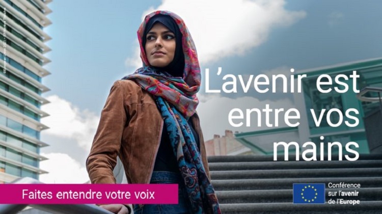 Affiche présentant une femme voilée pour faire la promotion de la Conférence sur l’avenir de l’Europe.