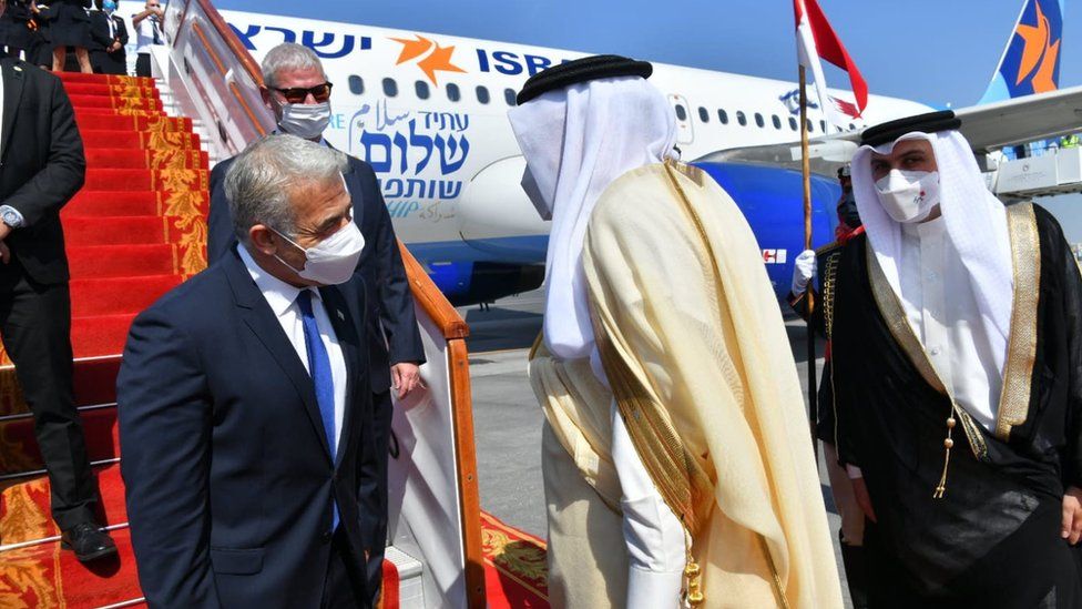 Le ministre israélien des Affaires Etrangères, Yaïr Lapid, accueilli à l'aéroport de Manama