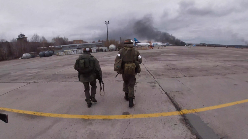 Photo issue d'une vidéo publiée par le ministère russe de la Défense de parachutistes russes en opération pour prendre le contrôle d'un aérodrome en Ukraine.
