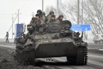 Un véhicule militaire sur une route près de la frontière avec l'Ukraine, dans la région russe de Belgorod, le 2 mars 2022 (image d'illustration).