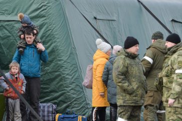 Des réfugiés de Marioupol arrivent dans un centre d'accueil administré par la République populaire de Donetsk dans le village de Bezymennoye le 10 mars 2022 (image d'illustration).