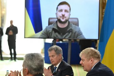 Le Premier ministre britannique Boris Johnson, le président ukrainien Volodymyr Zelensky et d'autres participants à la réunion des dirigeants de la Joint Expeditionary Force, le 15 mars 2022 au Royaume-Uni.En savoir plus sur RT France : https://francais.rt.com/international/97129-ukraine-ne-pourra-pas-integrer-otan-reconnait-zelensky