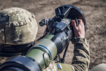 Un soldat ukrainien muni d'une arme antichars légère NLAW en Ukraine, en février 2022 (image d'illustration).